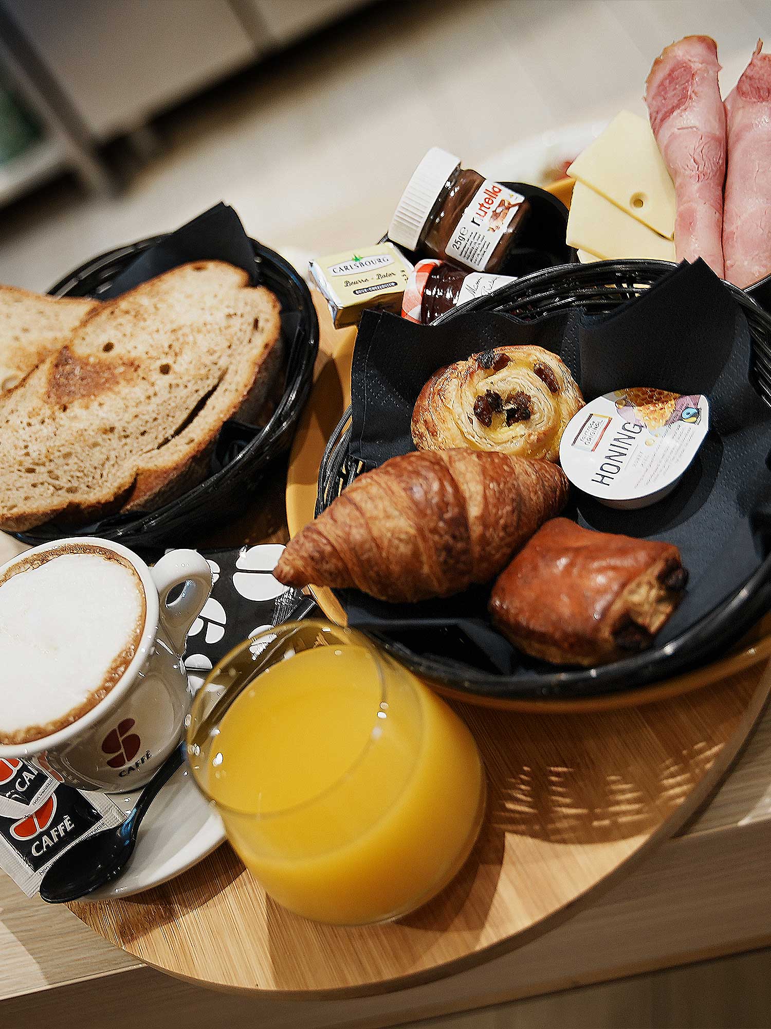 Paris - Choix de viennoiseries<br>Pain de campagne avec accompagnements ( Beurre, Confiture, Nutella, Etc. )<br>Jus d'orange et boissons chaudes