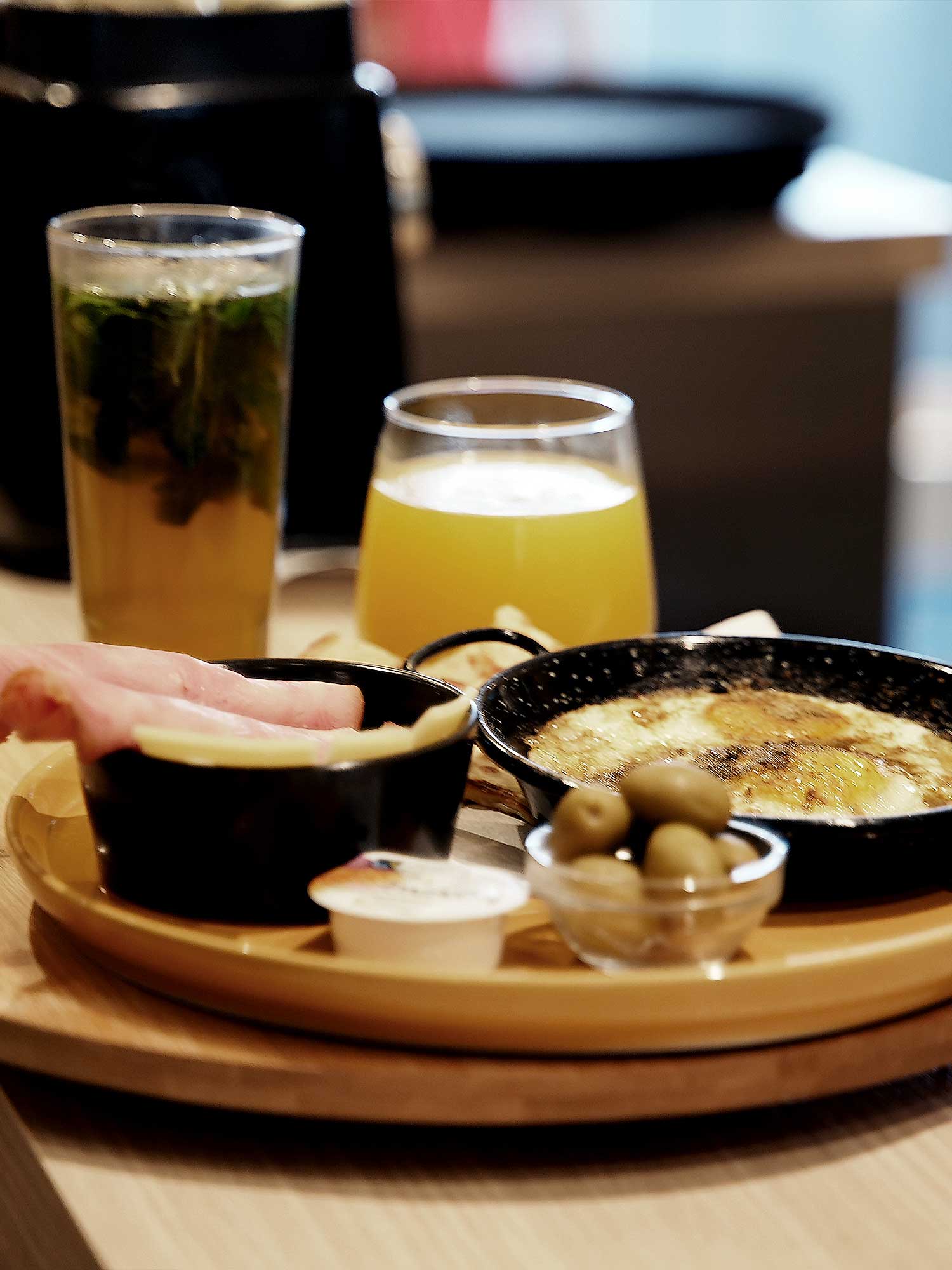 Tanger - Oeuf au plat<br>Msemen<br>Pain<br>Fromage<br>Charcuterie<br>Olives<br>Jus d'orange et boissons chaudes