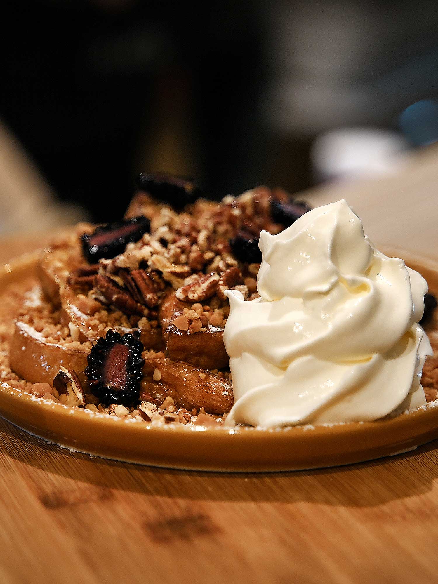 Purple - Pain brioché, sirop d'érable, noix de pécan, mûres, crème montée vanille