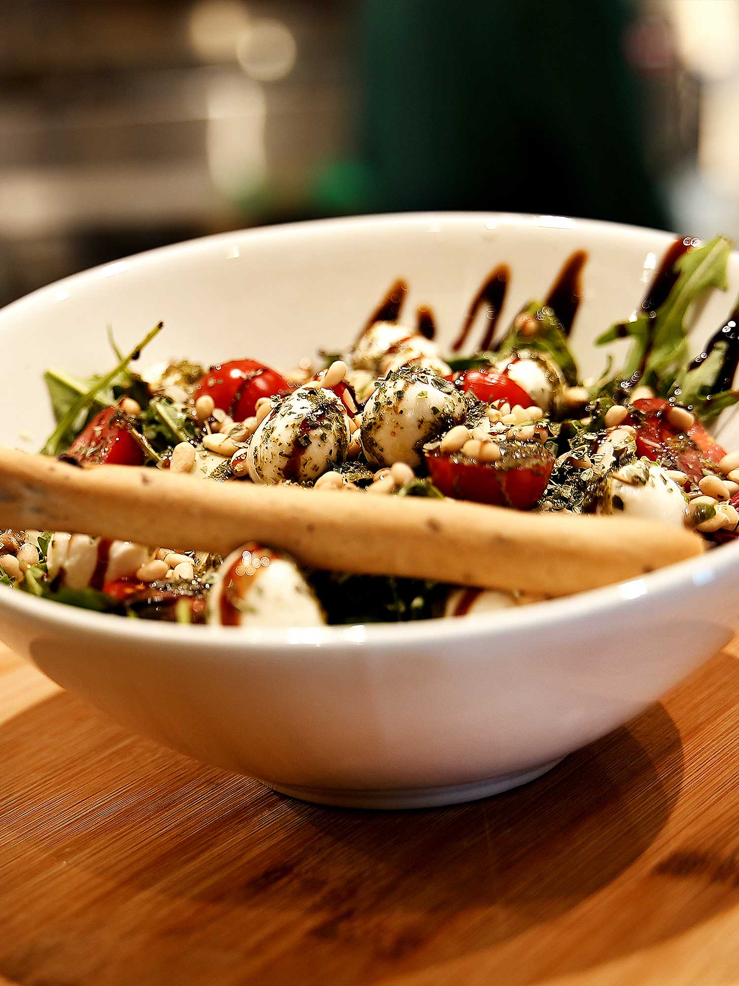 Caprese - Salade mesclun / roquette, tomate cerise, billes de mozzarella, vinaigrette pesto verde, pignon de pin, parmesan, balsamique