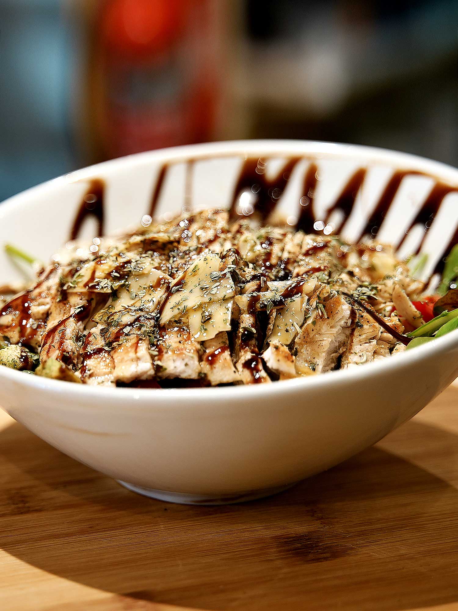 Cesar - Salade mesclun, émincé de poulet, tomate cerise, oeufs, croûtons, olive noir, parmesan, vinaigrette Cesar