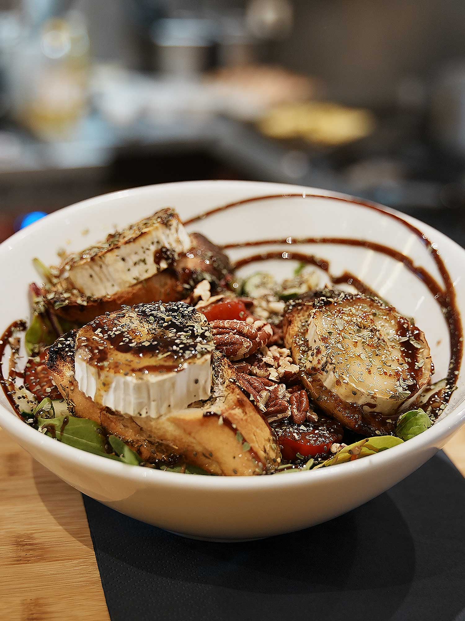 Chêvre Chaud - Salade mesclun, tomate cerise, concombre, toast de chèvre-miel, noix, mix de graines, vinaigrette, moutarde-miel 