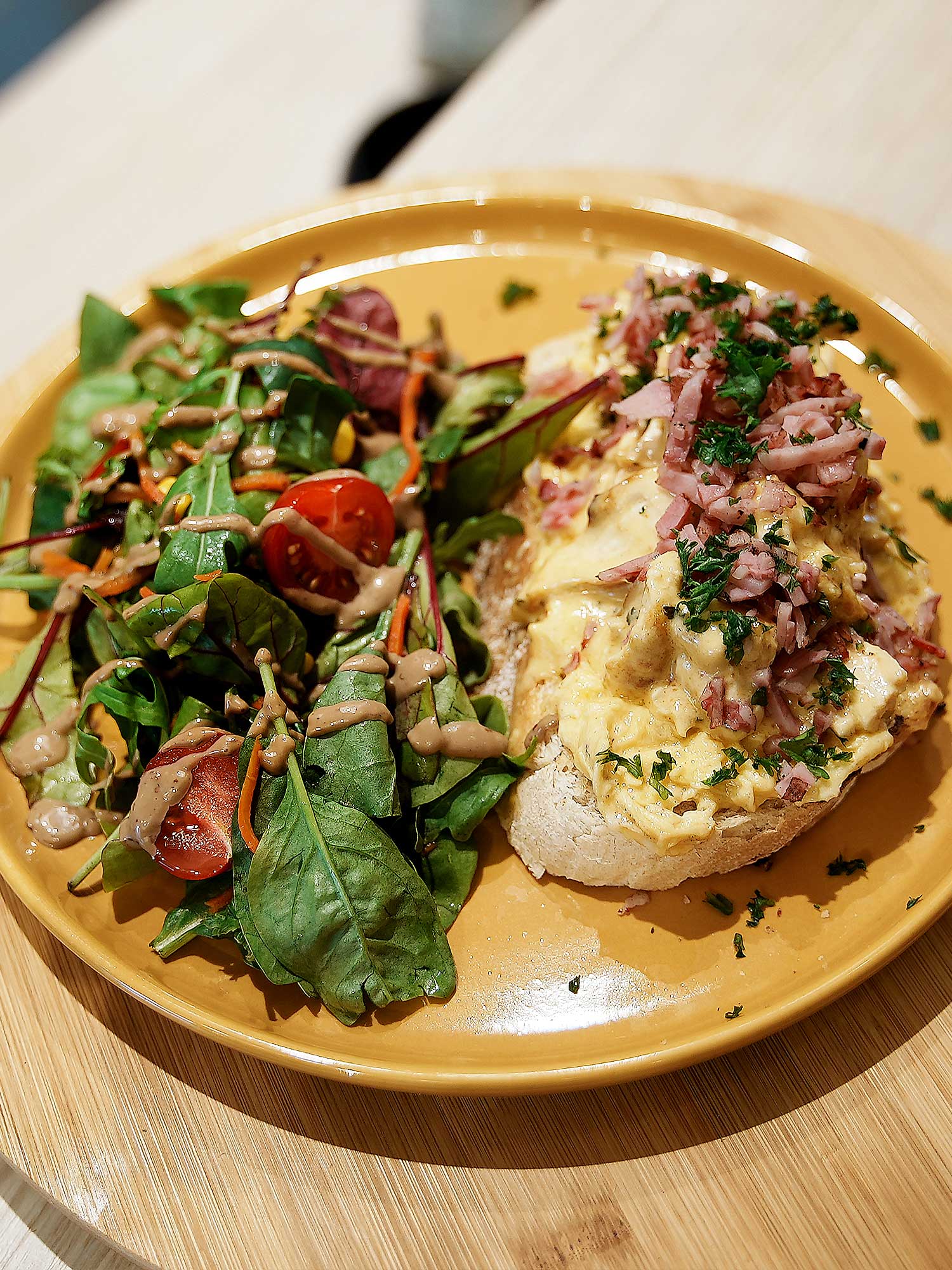 Brooklyn - Pain au levain, poulet mariné, oeuf brouillé, bacon, Cheddar servis avec salade