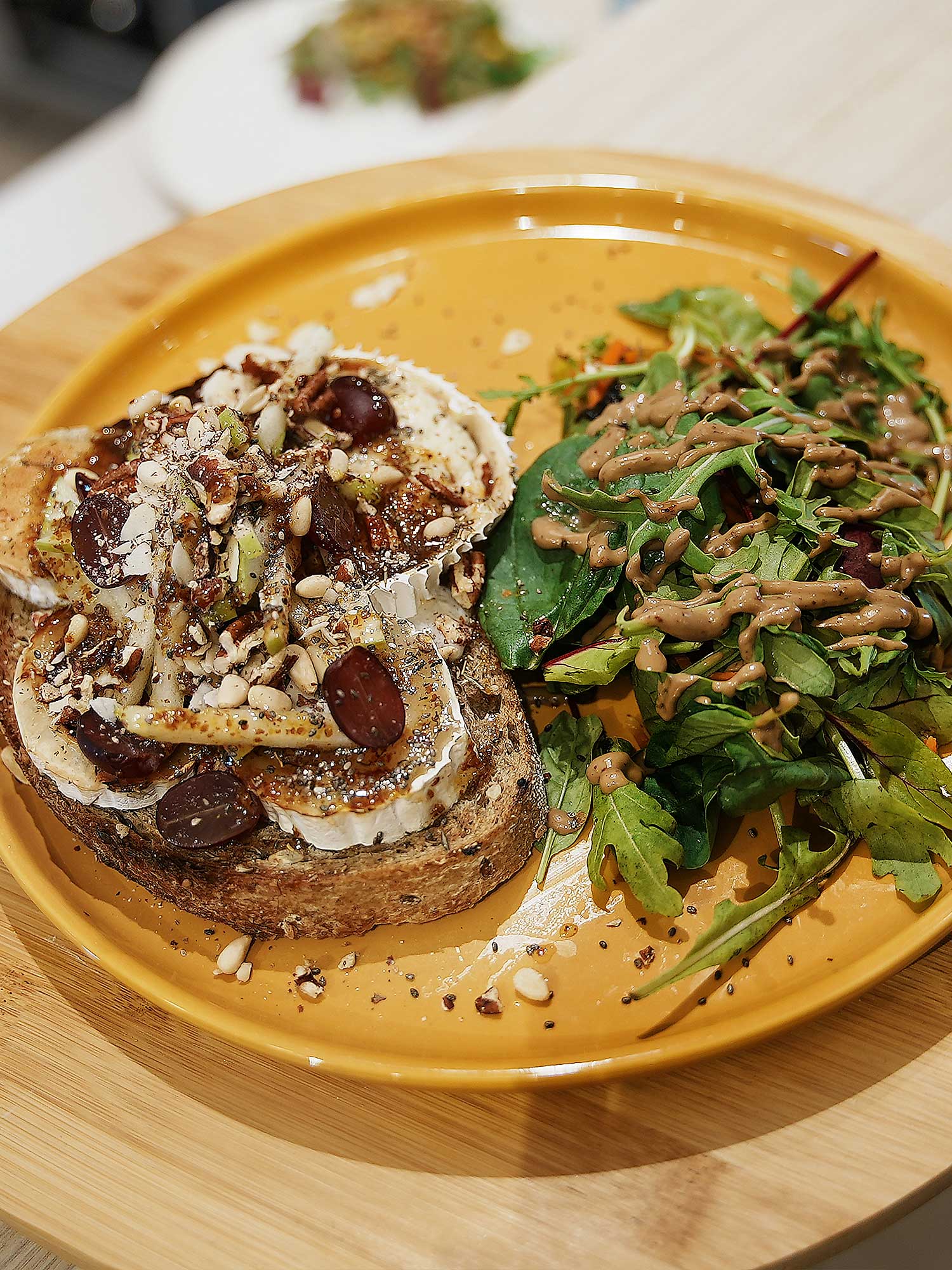 Savoy - Pain au levain, chèvre-chaud miel, pomme, noix, raisins, vinaigrette moutarde miel, servis avec salade